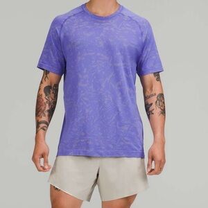 Lululemon Metal Vent Tech Short Sleeve Shirt 2.0
Men’s Size XL Seamless Tee.  22